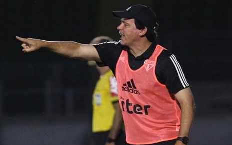 O técnico Fernando Diniz aponta o dedo para frente em jogo do São Paulo no Campeonato Brasileiro