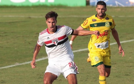 Imagem de Igor Gomes (à frente) durante jogo do São Paulo contra o Mirassol