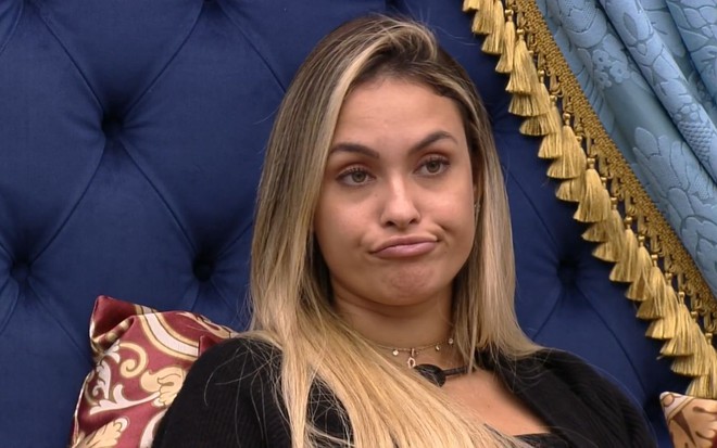 Sarah Andrade faz expressão facial de reflexão em quarto no BBB21