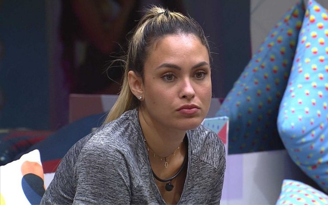 Sarah Andrade no BBB21, com o olhar fixo, sentada