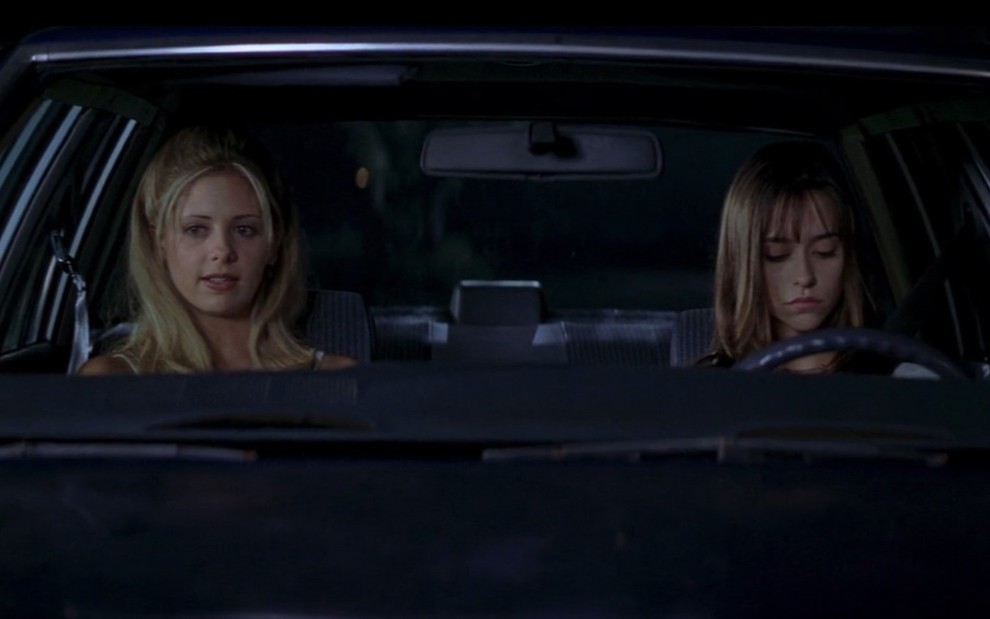 Sarah Michelle Gellar como Helen Shivers e Jennifer Hewitt como Julie James dentro de um carro em cena de Eu Sei o que Vocês Fizeram no Verão Passado