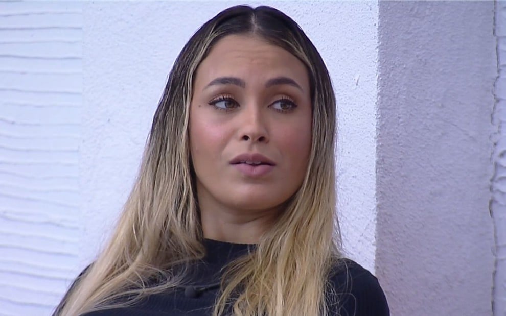 Sarah Andrade no BBB21, de blusa preta