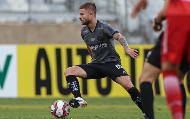 Eduardo Sasha com terceiro uniforme cinza do Atlético-MG domina a bola em campo