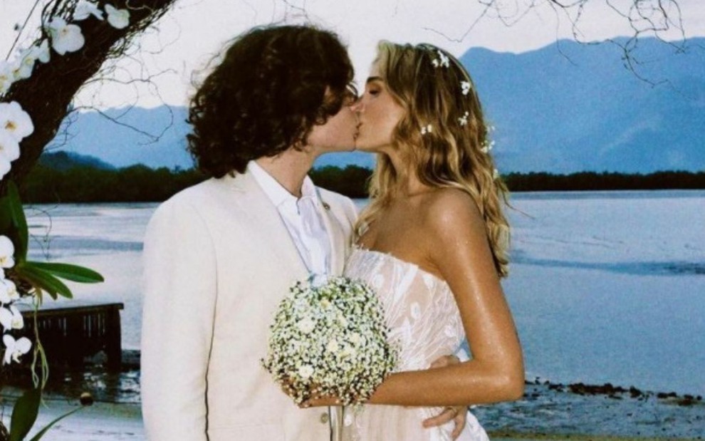 João Figueiredo e Sasha Meneghel se beijam em cerimônia de casamento realizada neste sábado (22)