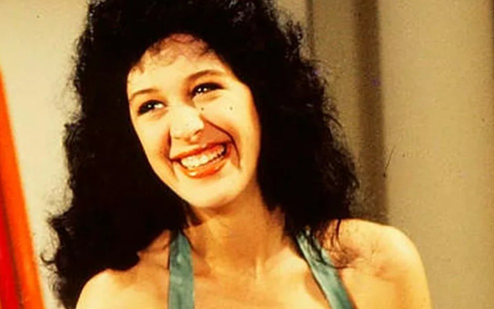 Claudia Raia sorri caracterizada como Tancinha na novela Sassaricando (1987)
