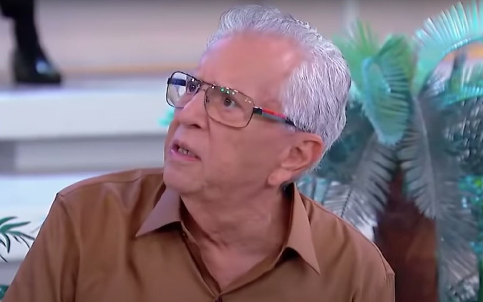 O apresentador Carlos Alberto olha surpreso no programa humorístico A Praça É Nossa, do SBT