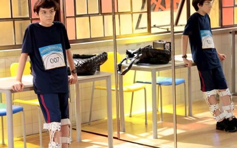 O ator Davi Campolongo grava cena caracterizado como Bento usando pernas robóticas em As Aventuras de Poliana