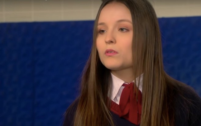 A atriz Larissa Manoela caracterizada como Mirela em cena da novela As Aventuras de Poliana, exibida pelo SBT 