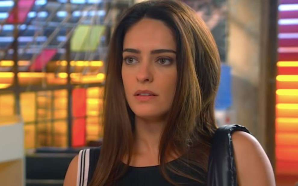 A atriz Lisandra Parede assustada em cena como a personagem Débora da novela As Aventuras de Poliana, do SBT