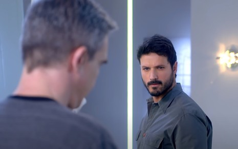 Dalton Vigh, de costas, é encarado por Murilo Cezar, de camisa cinza, de frente, em cena de As Aventuras de Poliana