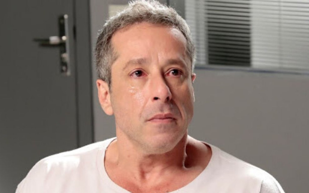 O ator Otávio Martins chora em cena como o personagem Roger na novela As Aventuras de Poliana, do SBT