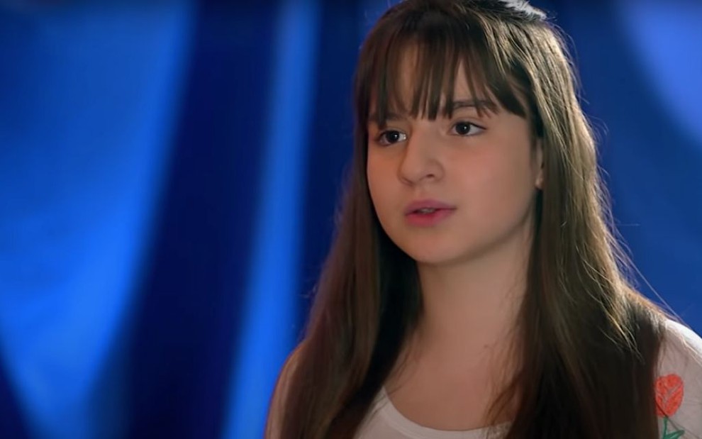 A atriz Sophia Valverde como a personagem Poliana da novela As Aventuras de Poliana, do SBT