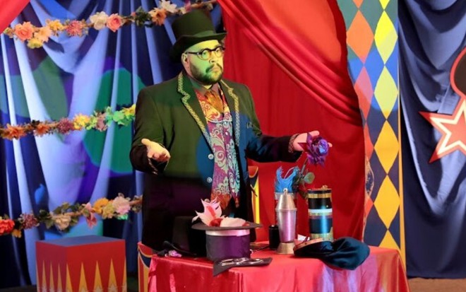 O ator Tiago Abravanel caracterizado como o personagem Sr. Gigantoso da novela As Aventuras de Poliana, do SBT