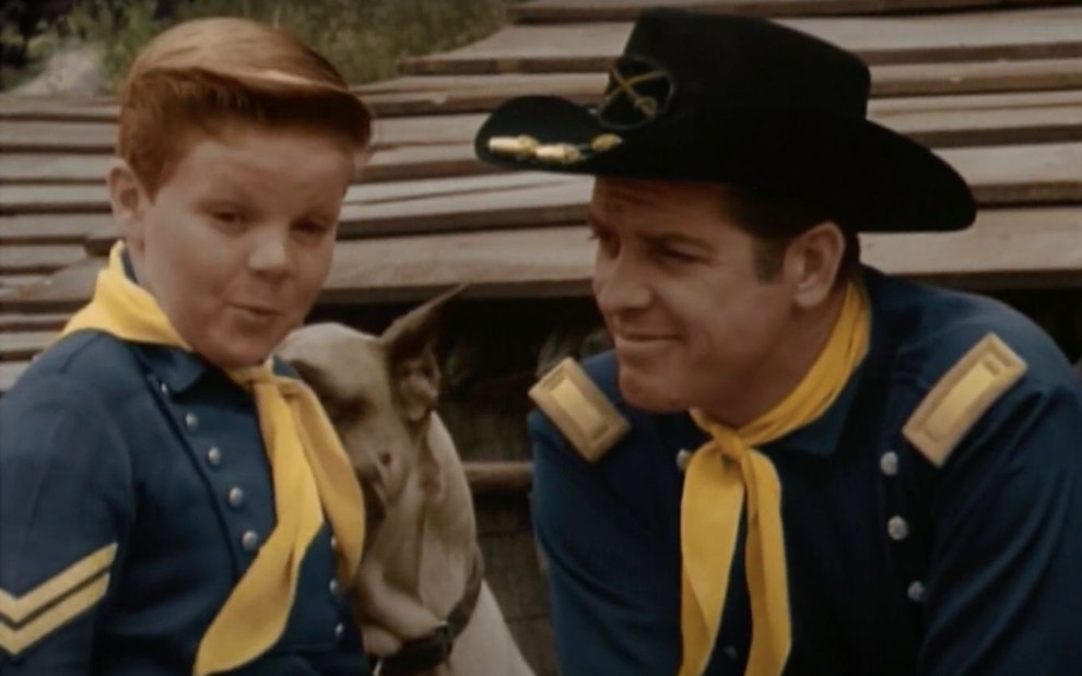 Os personagens Rusty (Lee Aaker) e tenente Ripley (James Brown) na série As Aventuras de Rin Tin Tin, exibida pelo SBT
