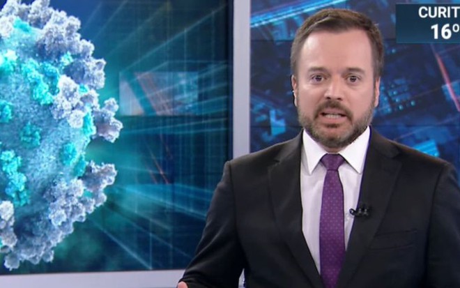 O jornalista Marcelo Torres de terno e gravata no cenário do SBT Brasil de 11 de abril de 2020