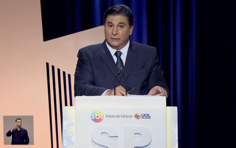 Imagem de Carlos Nascimento durante a mediação do debate à Prefeitura de São Paulo, promovido pelo SBT em 2016