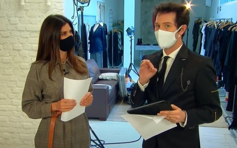 De máscara, Isabella Fiorentino e Arlindo Grund em gravação do Esquadrão da Moda na pandemia