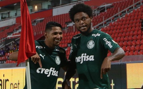 Jogadores do Palmeiras comemorando gol no campo