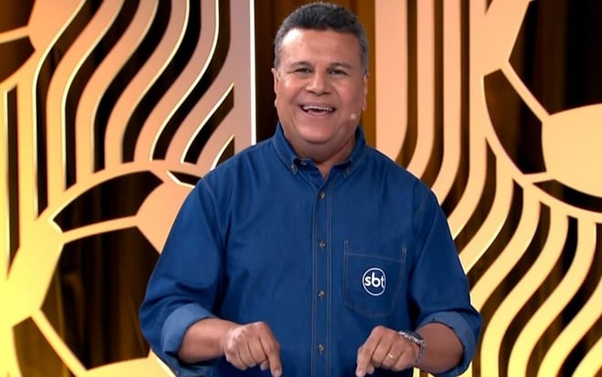 Téo José sorridente no estúdio de transmissão da Libertadores no SBT