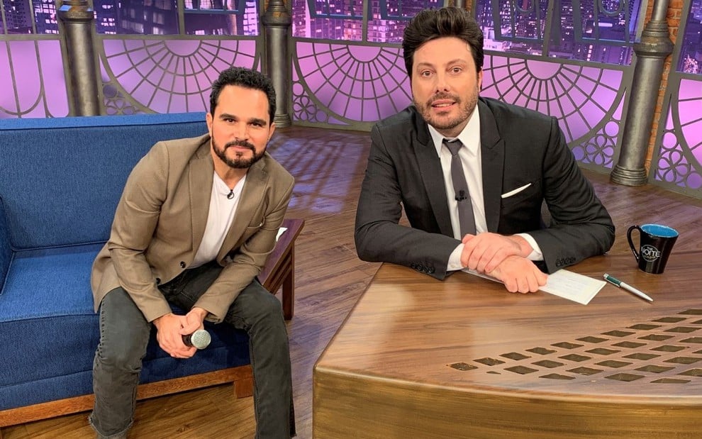 Imagem de Luciano Camargo e Danilo Gentili no estúdio do The Noite, do SBT