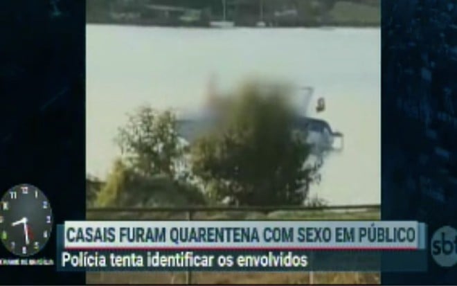 Foto da tela do SBT durante o jornal Primeiro Impacto com a legenda: 'casais furam a quarentena para fazer sexo em público'