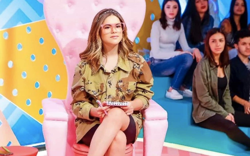 Maisa Silva sentada em um trono rosa durante o Programa da Maisa