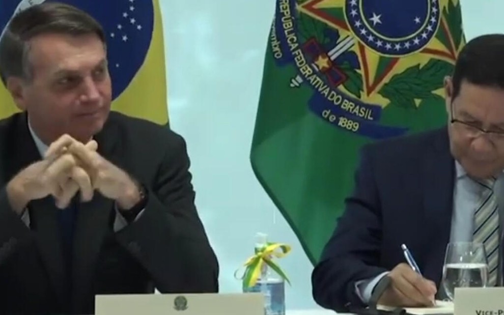 O presidente Jair Bolsonaro e o vice Hamilton Mourão em vídeo de reunião ministerial em Brasília