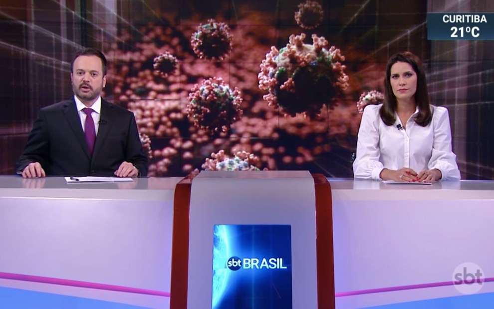 Os âncoras Marcelo Torres (à esq.) e Débora Bergamasco (à dir.) no telejornal SBT Brasil de sábado (13), no SBT