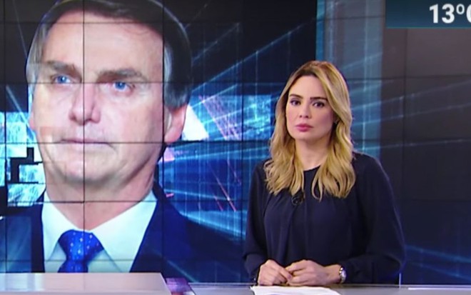 A jornalista e apresentadora Rachel Sheherazade na bancada do jornal SBT Brasil