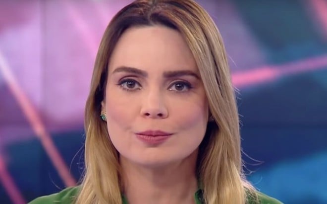 A apresentadora Rachel Sheherazade na bancada do jornal SBT Brasil na noite de segunda-feira (10)