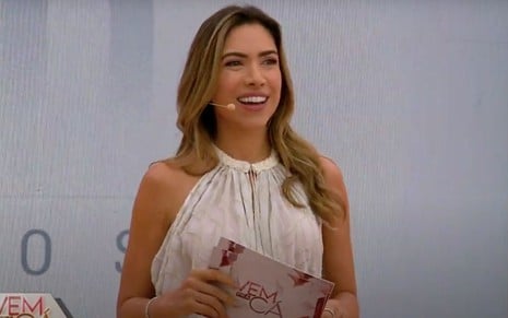 A apresentadora Patricia Abravanel sorri no palco do programa do SBT Vem Pra Cá nesta segunda-feira (22)