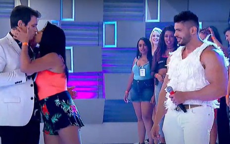 Celso Portiolli tem beijo roubado por participante do quadro Xaveco, no Domingo Legal, em 24 de maio de 2020