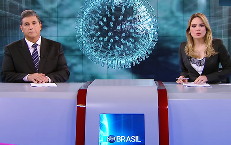 Âncoras do SBT Brasil, Carlos Nascimento e Rachel Sheherazade, durante apresentação do jornal na quarta (18)