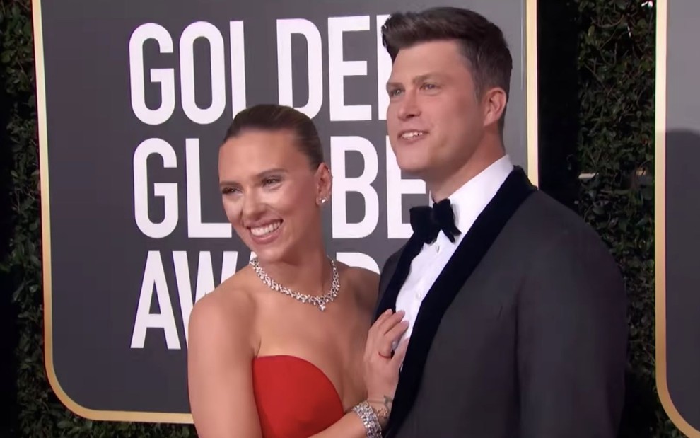 Scarlett Johansson e o marido, Colin Jost, na cerimônia do Globo de Ouro de 2020