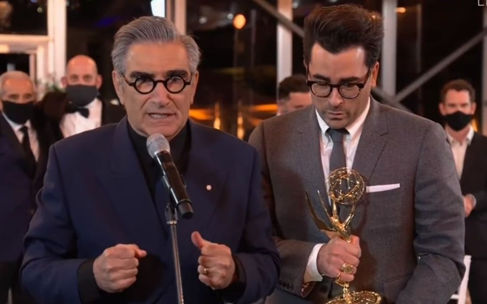 Eugene Levy e Dan Levy recebem prêmio durante a exibição do Emmy 2020