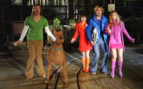 Salsicha (Matthew Lillard), Scooby-Doo, Velma (Linda Cardellini), Fred (Freddie Prinze Jr.) e Daphne (Sarah Michelle Gellar) com caras de espanto