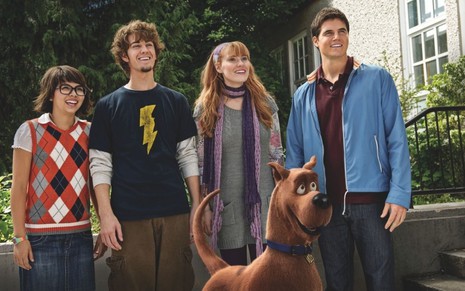 Hayley Kiyoko, Frank Welker, Kate Melton e Robbie Amell em cena de Scooby Doo! O Mistério Começa