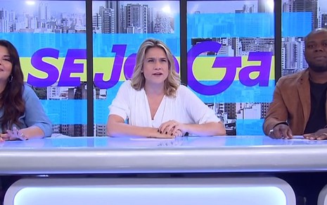 Os apresentadores Fabiana Karla, Fernanda Gentil e Érico Brás na bancada do Se Joga, da Globo