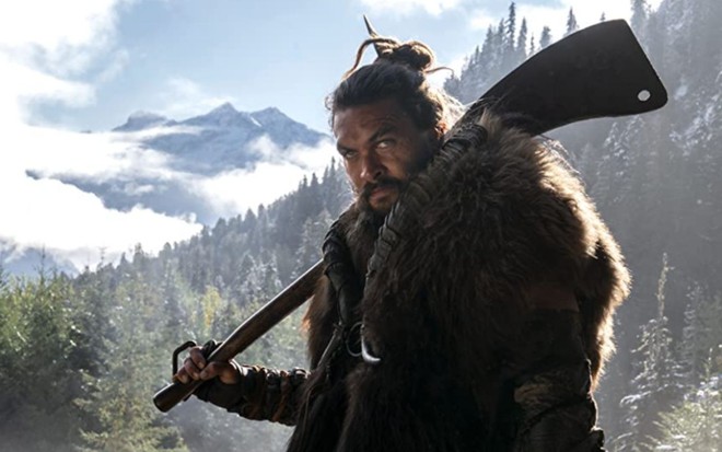 Jason Momoa com uma arma na mão em cena da série See