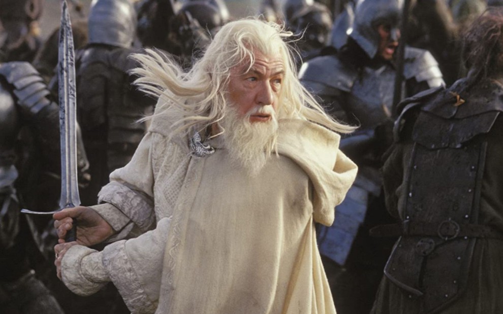 Ian McKellen porta espada em cena do filme O Senhor dos Anéis: O Retorno do Rei