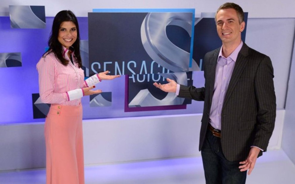 Chris Pinto e Marcio Machado, apresentadores do Sensacionalista, do Multishow, no cenário do programa em 2013