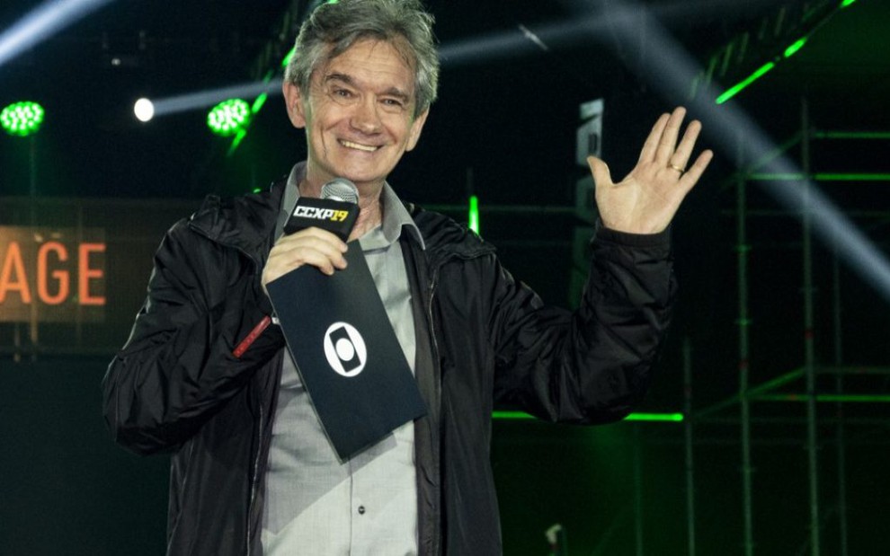 Serginho Groisman acena para foto durante evento da Globo na CCXP do ano passado