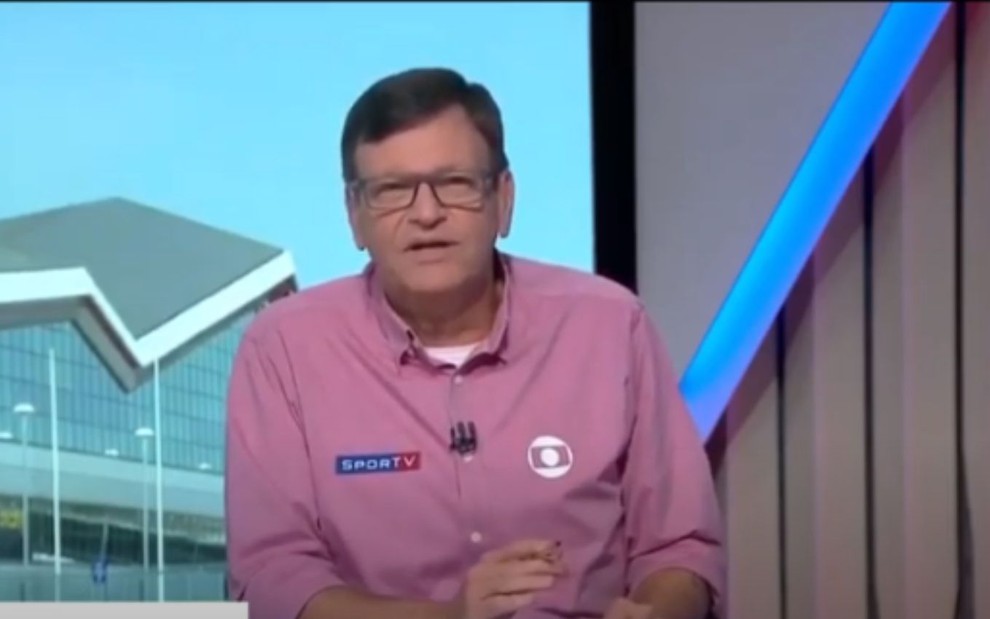 Sérgio Maurício em transmissão do SporTV, de camisa rosa