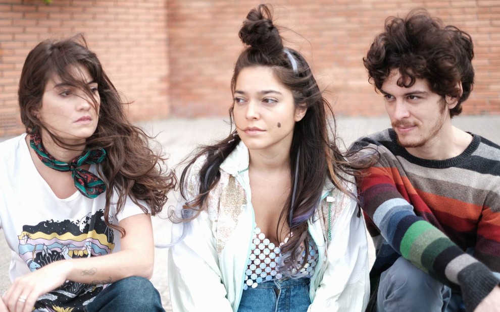 Ana (Elen Clarice), Sofia (Bella Camero) e Beto (João Oliveira) sentados lado a lado