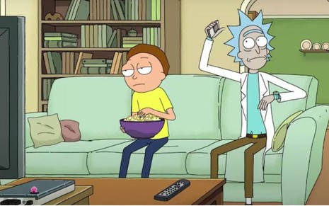 Rick e Morty no lado esquerdo e Morty no lado direito sentados no sofá de uma sala em cena da quinta temporada de Rick and Morty