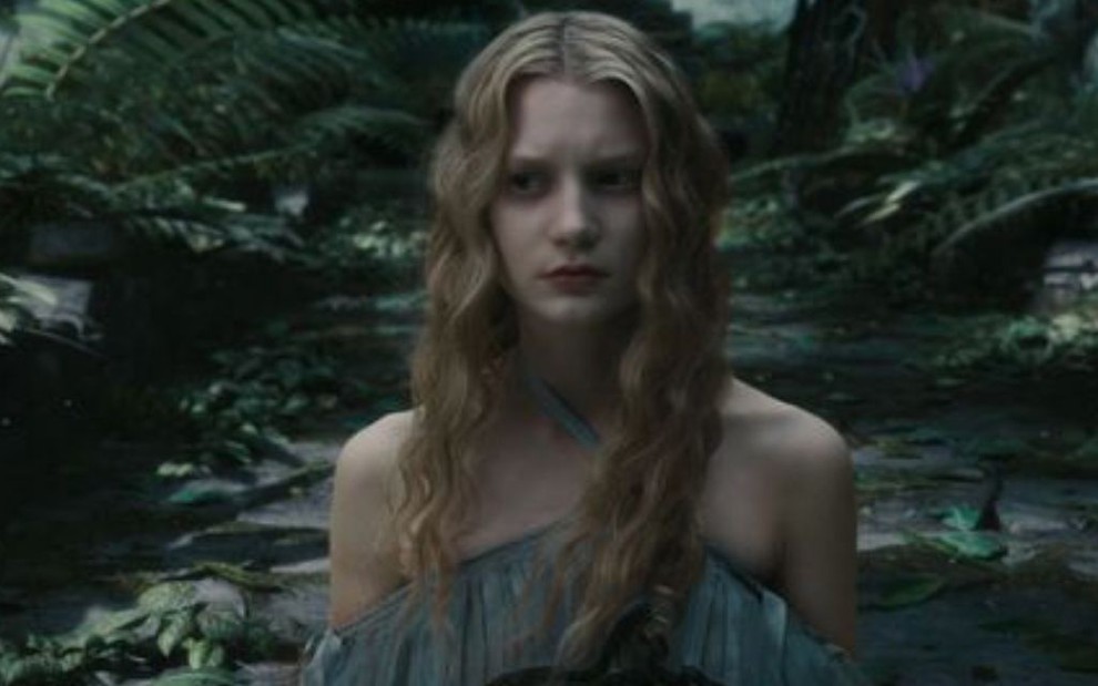 Imagem de Mia Wasikowska em cena do filme Alice no País das Maravilhas