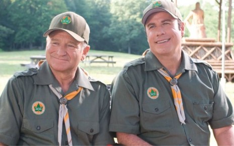 Imagem de Robin Williams e John Travolta em cena do filme Surpresa em Dobro