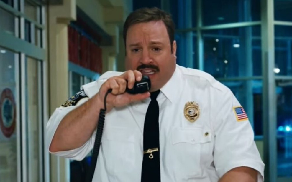Kevin James é Paul Blart em Segurança de Shopping: ele está usando um rádio para se comunicar no centro de compras