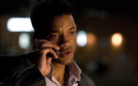 Will Smith fala ao telefone em cena do filme Sete Vidas
