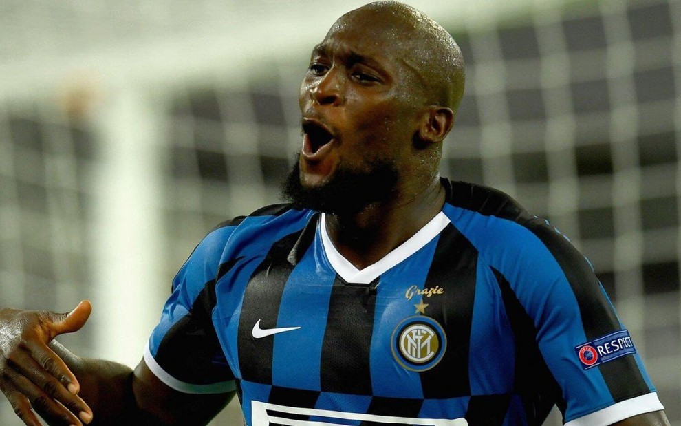 O atacante Lukaku corre para comemorar gol marcada pela Inter de Milão